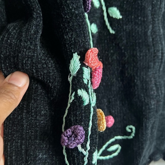 VTG Victoria Harbour Black sweater with Floral Embroidery - Size Large - Picture 6 of 6